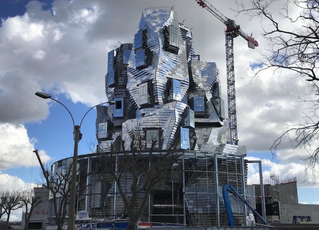 Grillig gevormde dakterrassen op Frank Gehry's toren in Arles (FR)